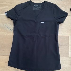 FIGS women’s scrub top in black